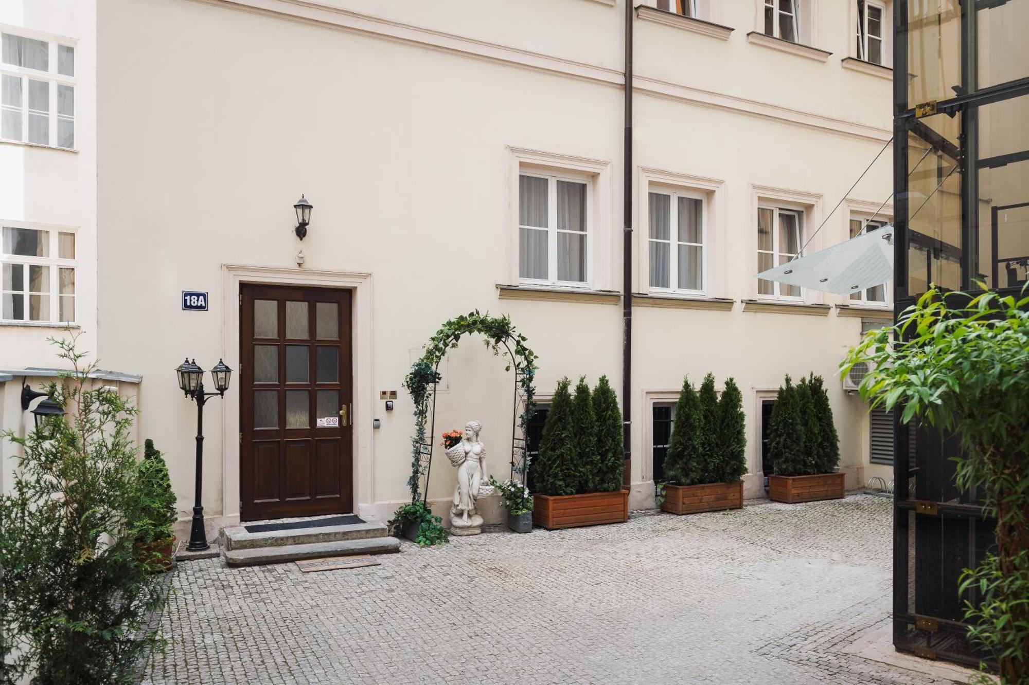 Prague Old Town Liliova Garden Hotel ภายนอก รูปภาพ